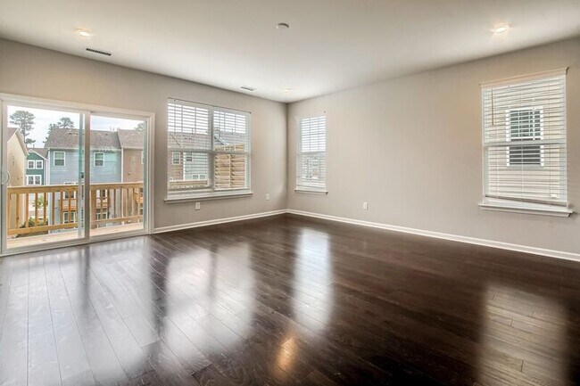 Building Photo - 1100 Freeport Dr