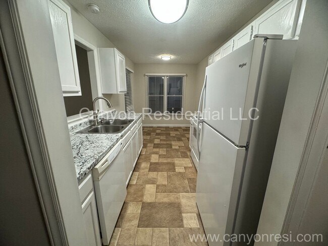 Foto del edificio - Charming 3-Bedroom Home for Rent in Lake R...