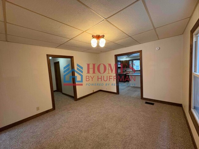 Building Photo - Three Bedroom | Two Bath | Detached Garage