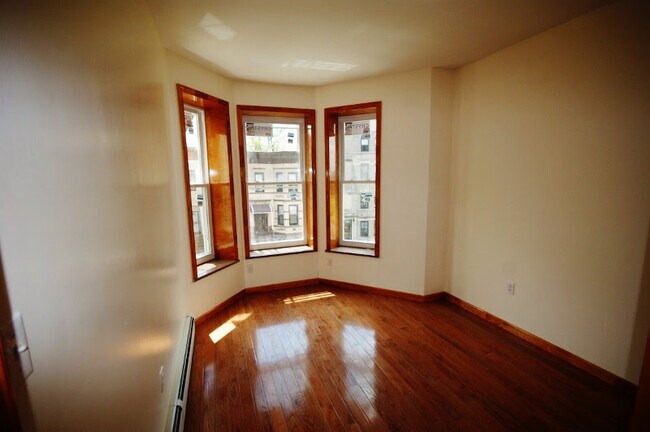 Dormitorio más grande - 451 51st St
