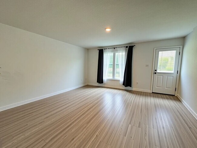 Foto del edificio - *COMING SOON* Pool, Playground & Plenty of Space! 3BR Home Available Soon!