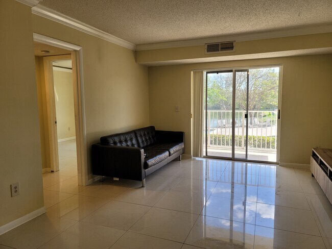 Sala de estar - 8200 SW 210th St