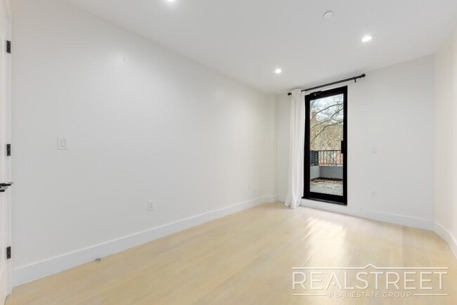 Building Photo - Stunning Spacious New 2 Bed with Roof Deck...