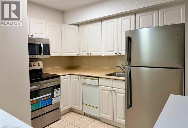 Building Photo - 64 Benton St