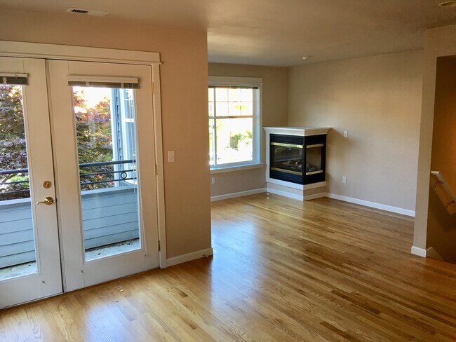 Building Photo - Beautiful Ravenna Town Home