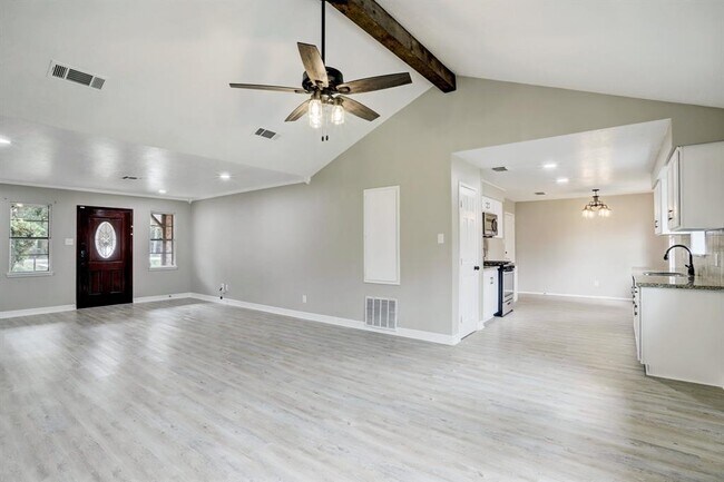 Foto del edificio - 3210 Forest Glen Dr