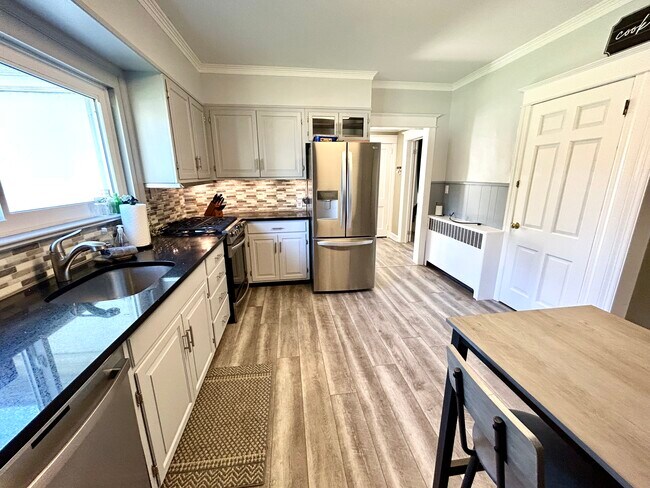 Foto del edificio - 8015 Gladstone Rd