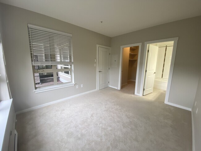 Photo du bâtiment - 5670 Edgewater Ln