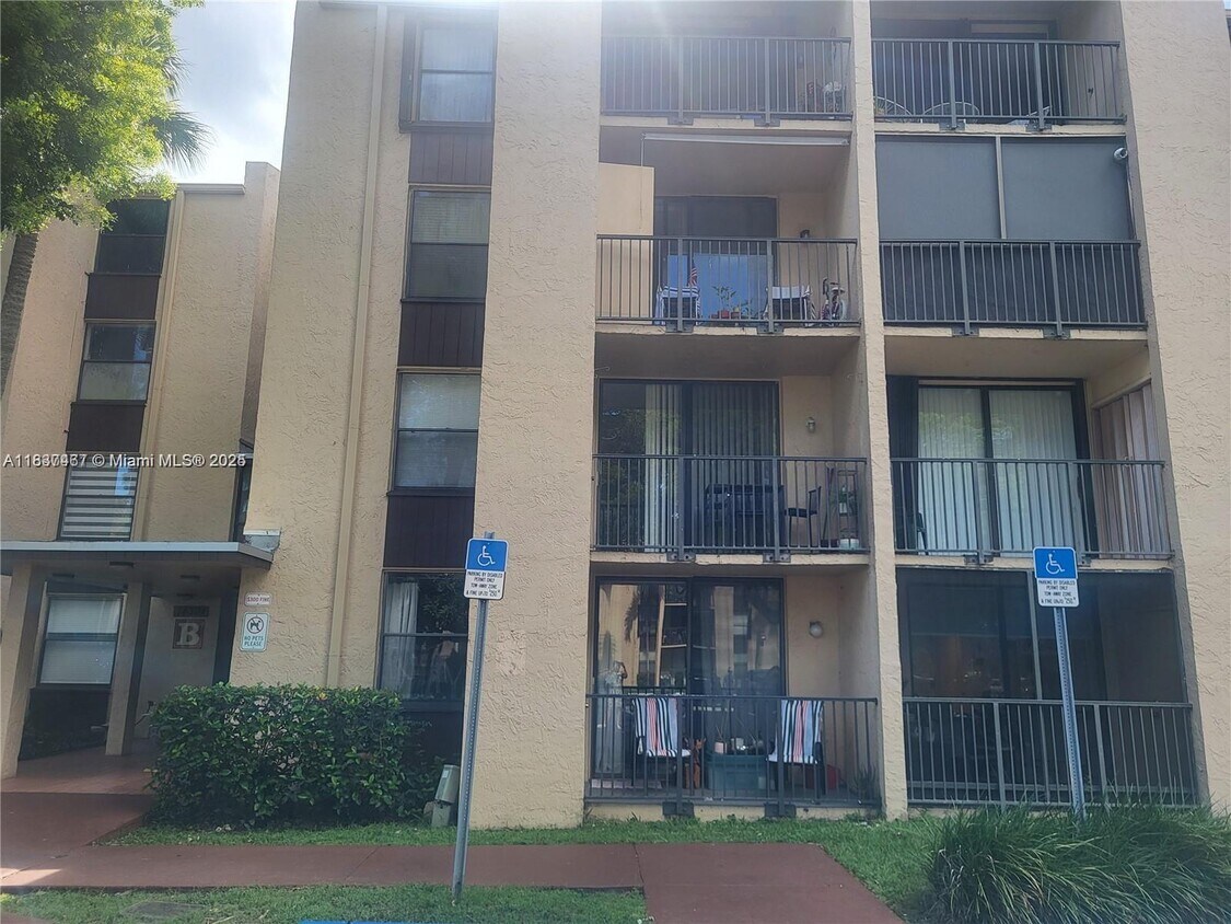 Primary Photo - 14301 N Kendall Dr