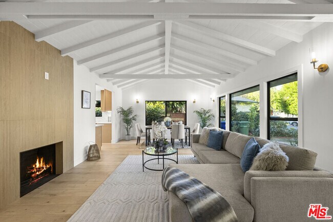 Foto del edificio - 5833 Allott Ave