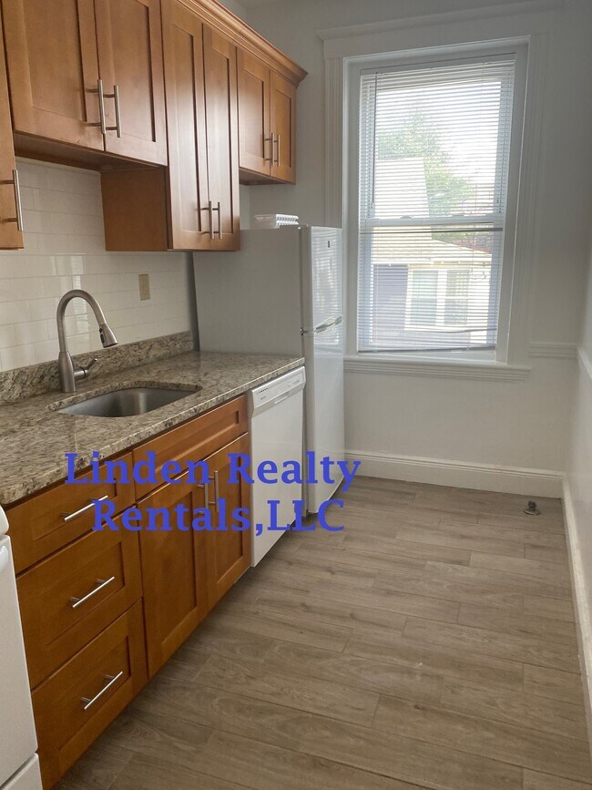 Building Photo - 220 Jamaicaway