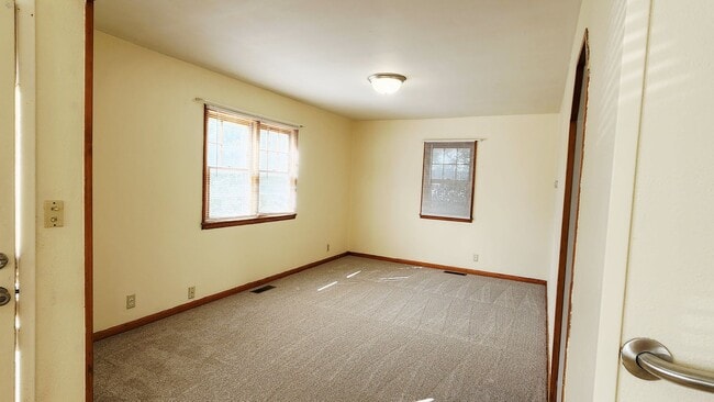 Building Photo - 214 E Denver St