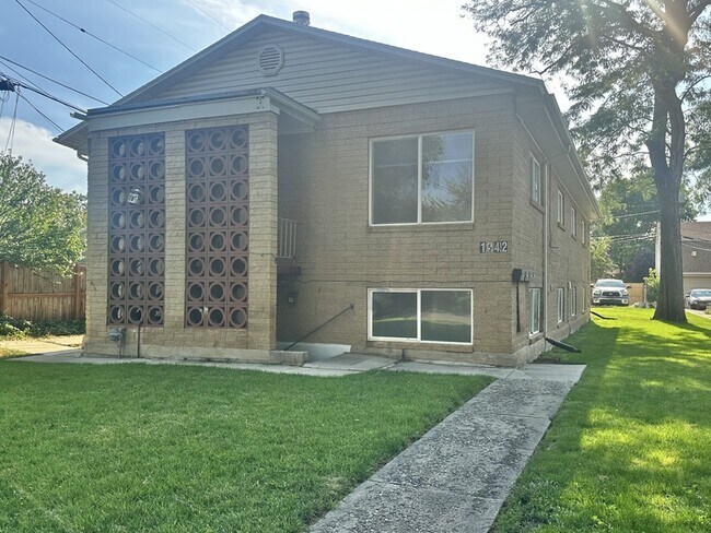 Building Photo - 1542 S Green St