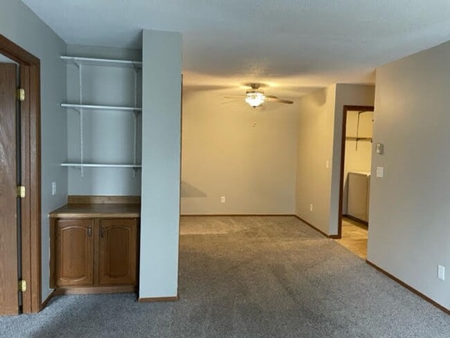 Building Photo - Spacious newly updated 2 bed, 2 bath Townh...