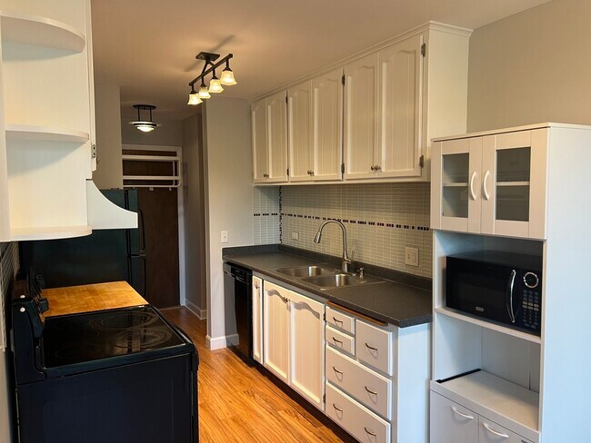 Foto del edificio - 5500 Hillcrest Ln