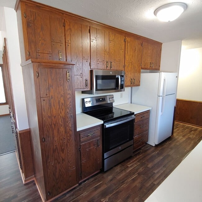 Building Photo - 3 Bed/2 Bath House- Shared access to Prior...