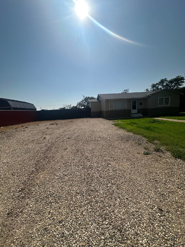 Building Photo - Spacious 2/1 in Petersburg, TX