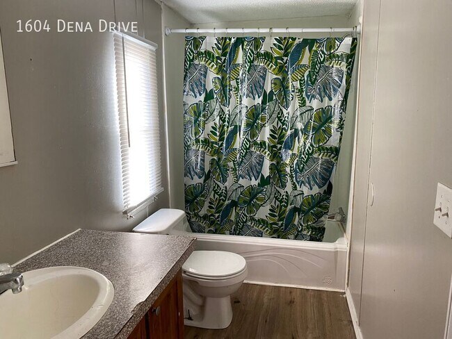 Foto del edificio - 1604 Dena Dr