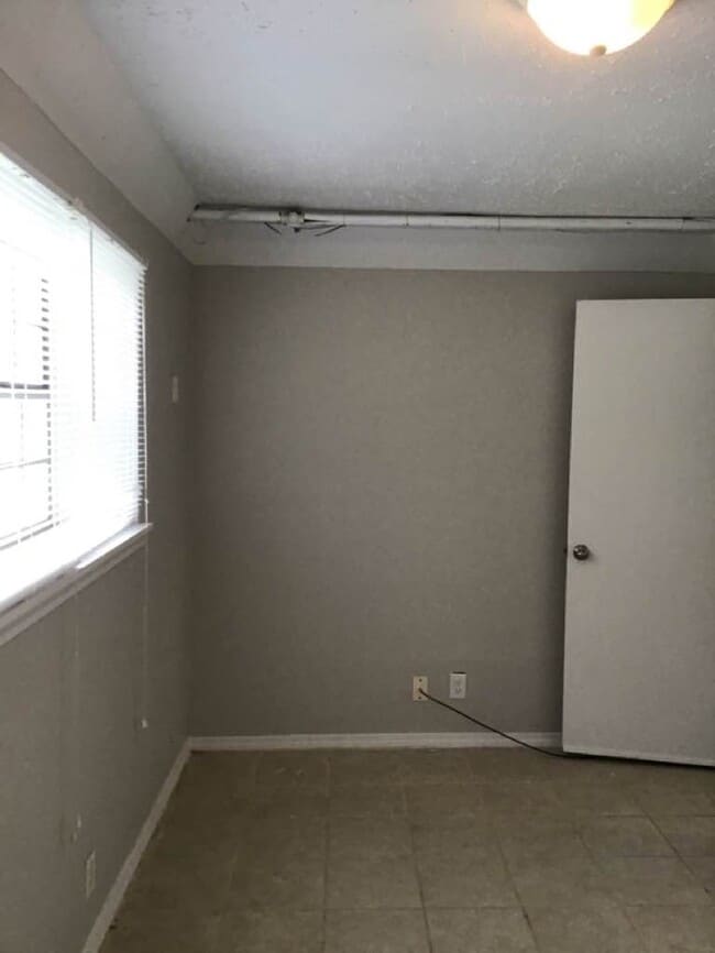 Building Photo - Newly Remodeled Smart Home. Self-Tour Today!