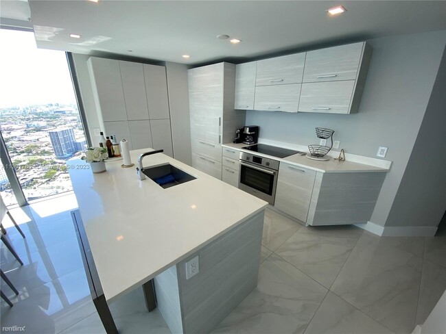 Foto del edificio - 4 br, 4.5 bath Condo - 650 NE 32nd St Unit...