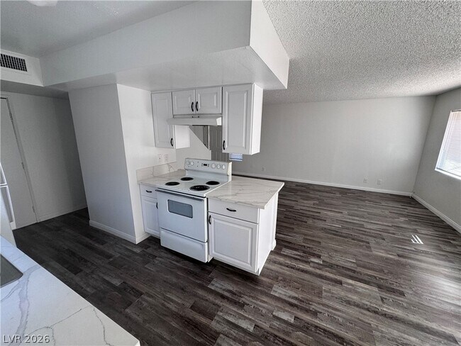 Foto del edificio - 5245 Golden Ln