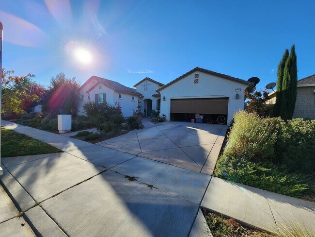Foto del edificio - Modern 4 Bed, 3.5 Bath Home with Solar, St...