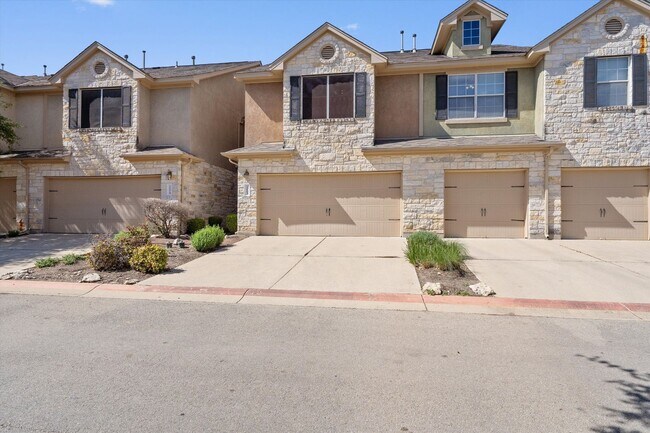 Foto del edificio - Lovely 2 Bedroom, 2.5 Bath Townhome w/ 2-Car Garage in Cedar Park!