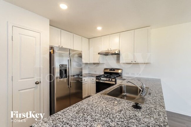 Building Photo - 10610 McClintock Dr