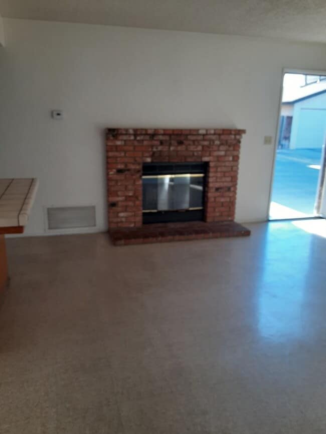 Building Photo - 3 BEDROOM 2 BATH UNIT