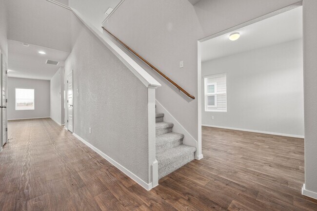 Building Photo - TWO WEEKS FREE!!  $1000 Deposit with Quick...