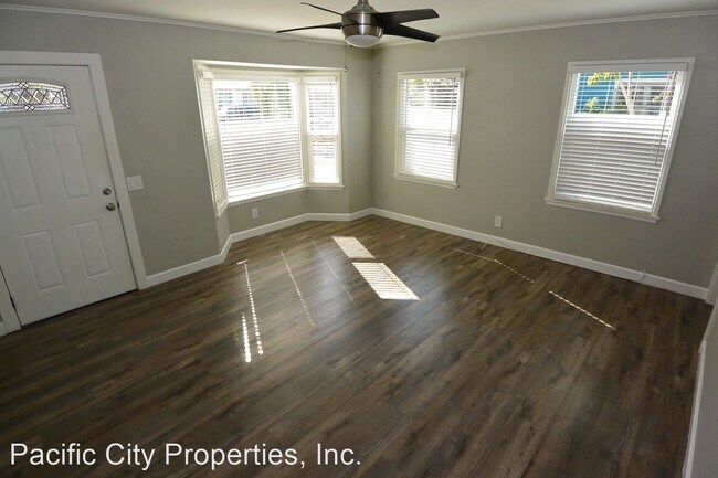 Foto del edificio - 2 br, 1 bath House - 1939 Fullerton Ave.