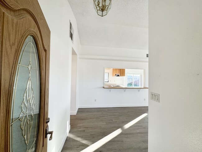 Building Photo - 9808 Susan Ave