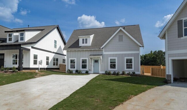 Building Photo - Spacious 3 Bedroom House with Primary Suit...