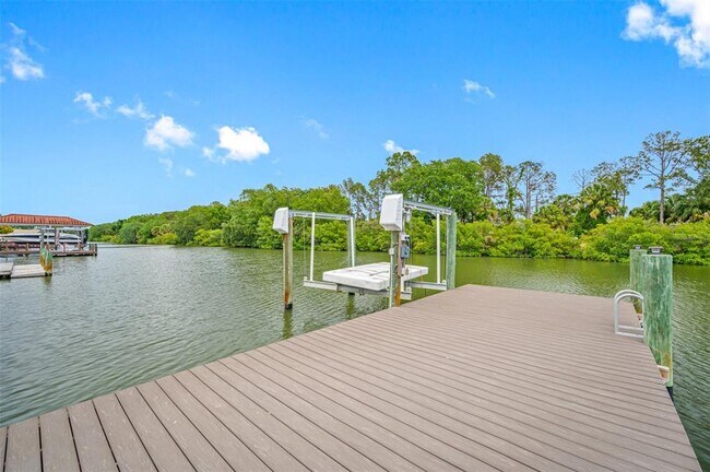 Building Photo - 3913 Doral Dr
