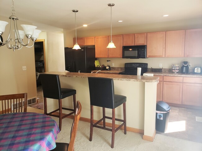 Building Photo - Fully Furnished 2 Bedroom Condo - All utilities, cable and internet provided!