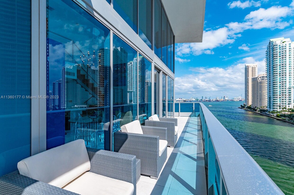 Primary Photo - 200 Biscayne Blvd Way