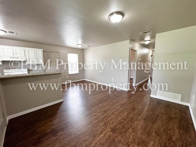 Building Photo - 221-223-223 E Lamar