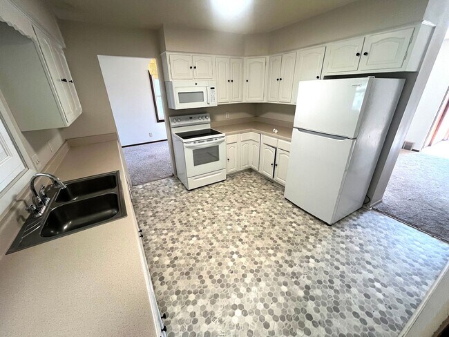 Building Photo - Adorable Brick Raised Ranch