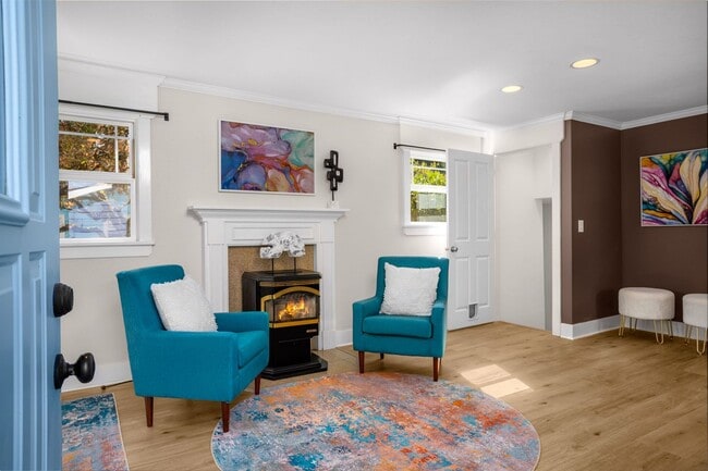 Building Photo - Updated 3-bedroom Bungalow