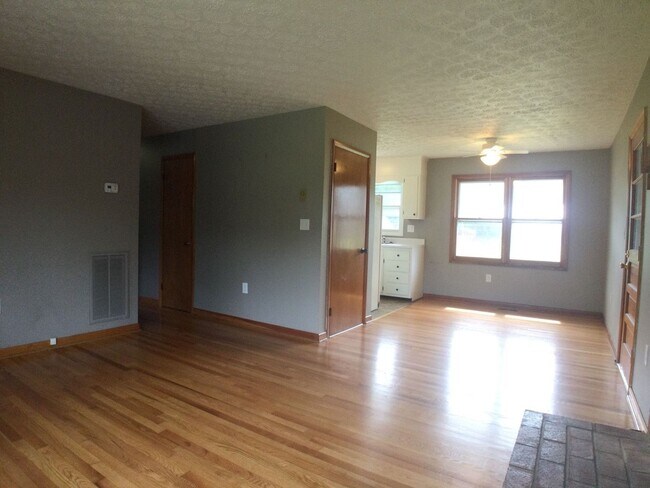 Building Photo - Fairlawn, 3 BR / 1 BA, Available February
