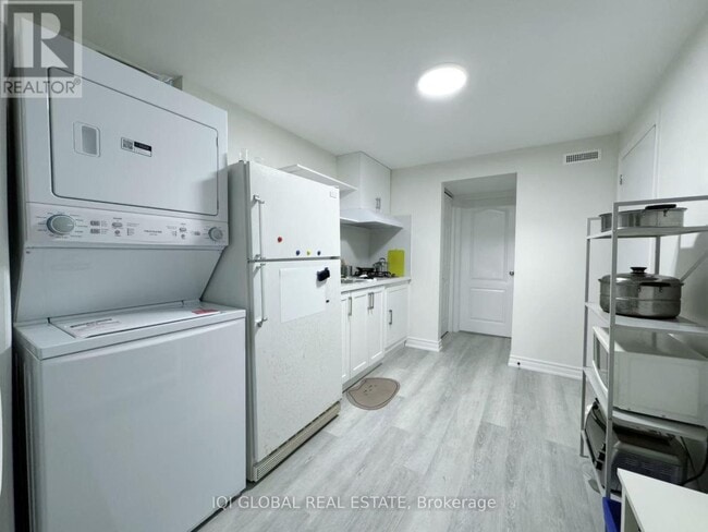 Building Photo - 130 Carolbreen Square