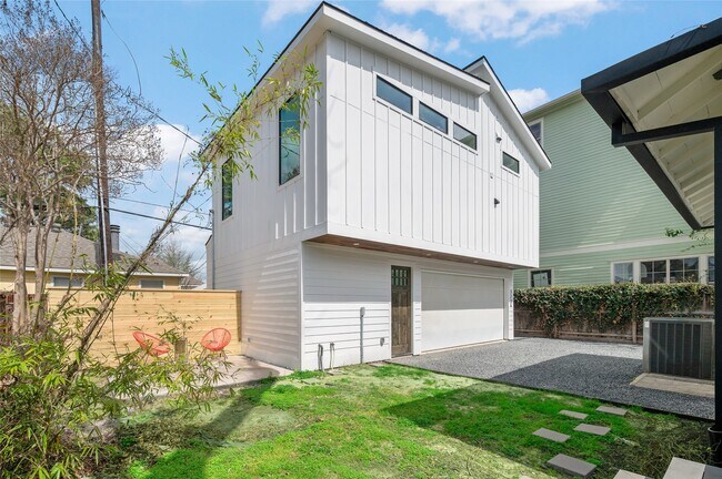 Foto del edificio - 323 E 24th St