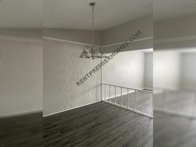 Building Photo - 814 Poinsettia Dr