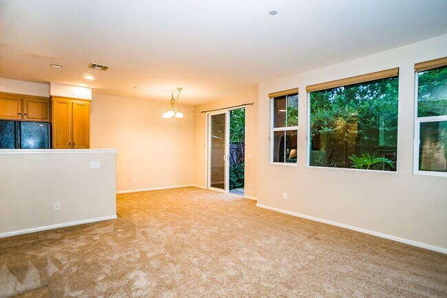 Foto del edificio - Beautiful townhome in Mission Valley!  Ava...