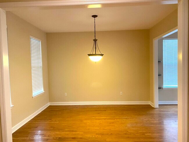 Building Photo - 2111 Fernleigh Dr