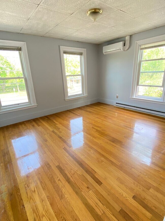 Foto del edificio - Excellent 2bed/1bath with Parking, Yard an...
