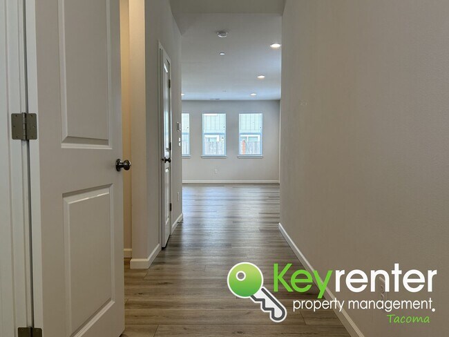 Foto del edificio - Must-have 3Bed/2.5Bath Lakewood Home
