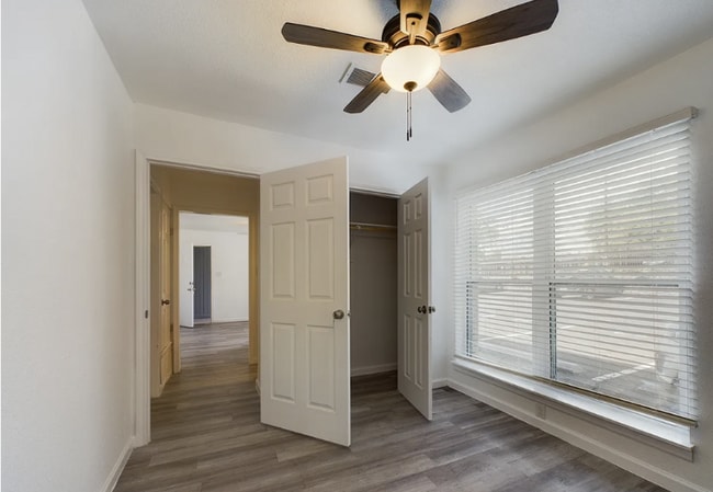 Foto del edificio - 2401 Manor Rd