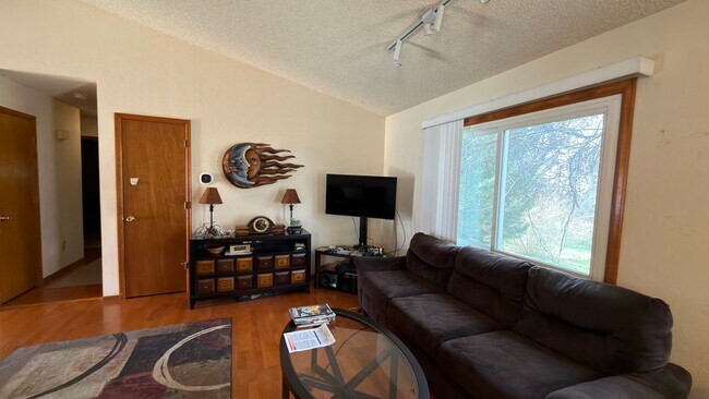 Foto del edificio - Great Furnished House In Fort Collins with all utilities included