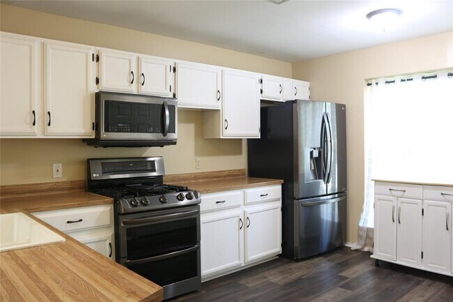 Building Photo - 704 W Custers Creek Bend